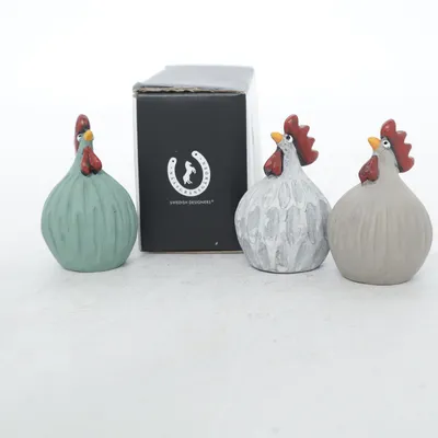 Figurine (Nääsgränsgården, Naasgransgarden, Höna Retro, Ruth Vetter, höna figur, hönor, påskpynt, påskdekoration, figurin, prydnadsfigur, svensk design, Swedish design, Scandinavian decor, skandinavisk inredning, lantlig stil, köksdekoration, bordspynt, hyllpynt, samlarobjekt, retro påsk, påskhöna, creme, grön, beige, grå, 3-pack, second hand, Sellpy.) from Nääsgränsgården