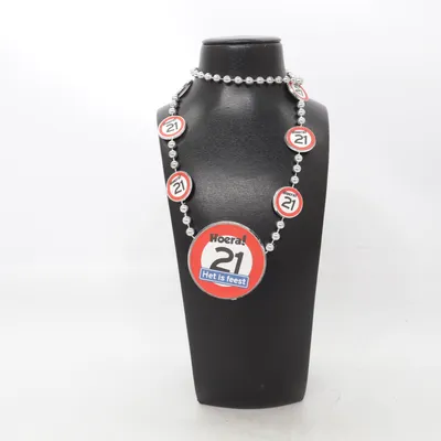Collier (Rouge, Argent, Blanc) Métal inconnu