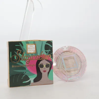 Contour kit (Staycation Bronzer & Highlight) from The Beauty Crop