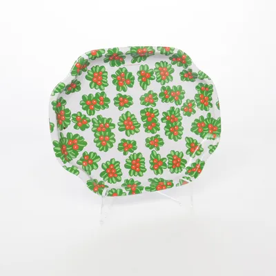 Bricka (Retro bricka, blombricka, bärmotiv, blommönster, grön bricka, röd grön bricka, serveringsbricka, fikabricka, kaffebricka, sommarbricka, sommarstuga, lantlig stil, folkhem, 70 tals känsla, vintage kök, retro kök, färgglad inredning, mönstrad bricka, köksdekor, picknick, fika, saftkalas, torpstil, cottagecore, skandinavisk retro, dekorativ bricka)