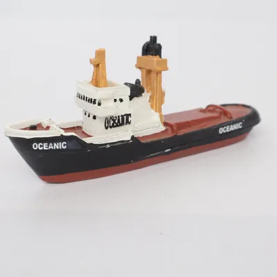 Modellfartyg (Svart, Vit, Röd) från Oceanic