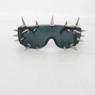 Zonnebril (spike sunglasses, spiked sunglasses, punk sunglasses, gothic sunglasses, cyberpunk sunglasses, futuristic sunglasses, shield sunglasses, visor sunglasses, statement sunglasses, rave sunglasses, festival sunglasses, EDM, EDC, Tomorrowland, Burning Man, techno outfit, rave wear, festival fashion, cosplay accessories, post apocalyptic, industrial fashion, grunge style, alternative fashion, streetwear, edgy accessories, rock style, metal fashion, concert outfit, biker style, fashion sunglasses, costume accessories, influencer style, Instagram fashion, TikTok fashion, TikTok viral, TikTok made me buy it, trending, trending accessories, viral fashion, aesthetic accessories, unisex sunglasses, eye-catching, party sunglasses, Halloween costume, cosplay prop, statement fashion, Y2K futuristic, festival look, bold accessories.)