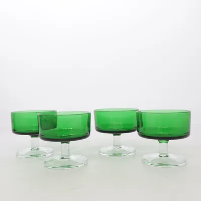 Cocktailglas (vintage · 70s · dessert bowls · coupe glasses · green glass · retro · glassware · mid century · home decor · hosting · dinnerware · aesthetic · barware · cocktail glasses · entertaining · set of 4 · timeless · collectible) fra Vintage