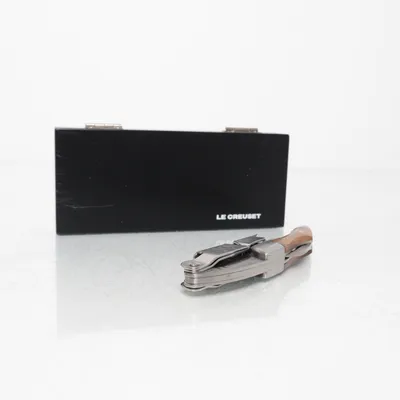 Vintillbehör (Silverfärgad, Brun, Svart) från Le Creuset