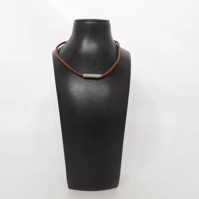 Halsband (Brun) Okänd metall