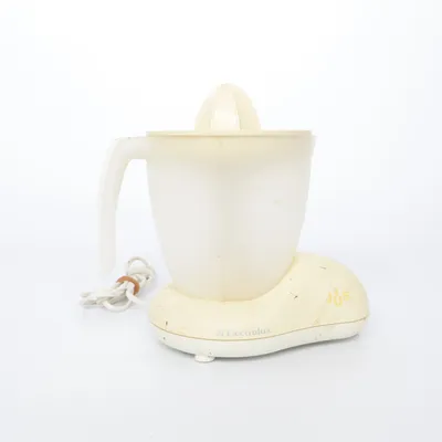 Citruspresser (Electrolux citruspress, citruspress Electrolux, elektrisk citruspress, apelsinpress, citronpress, juicepress, citrusjuicer, retro citruspress, vintage citruspress, beige citruspress, Electrolux köksapparat, äldre Electrolux, köksmaskin, hushållsapparat, juice, apelsinjuice, citronjuice, grapefruktpress, frukost, köksredskap, köksutrustning, retro kök, vintage kök, begagnad citruspress, elektrisk juicepress) fra Electrolux