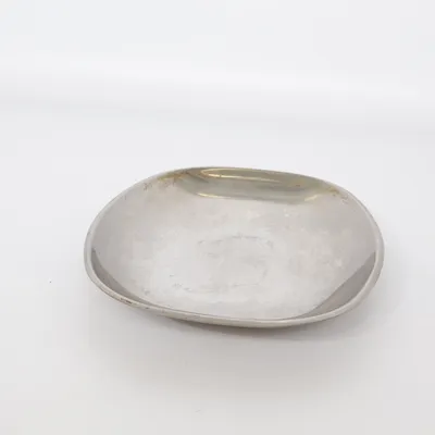 Tallerken (Gense • tallrik • metallfat • serveringsfat • silverfärgad • skandinavisk design • rundad form • dukning • dekor • retro kök • nordisk vintage • second hand • hållbart hem • tidlös stil) fra Gense