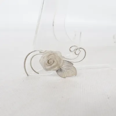 Brosch (Silverfärgad) Okänd metall