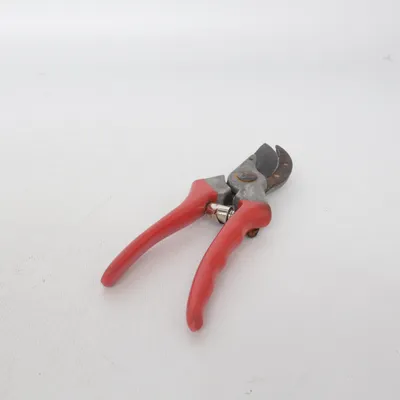Sécateur (Felco 2 • sekatör • sidoskär • trädgårdsverktyg • beskärningssax • grensax • trädgårdssax • Felco sekatör • schweizisk kvalitet • aluminiumhandtag • härdat stål • ergonomisk • precisionsverktyg • beskärning • trädgård • premiumverktyg • hållbar design • gardening tools • Swiss Made • ikonisk design • slow gardening • hållbar livsstil • buy it for life • pro garden tool • cottagecore • urban gardening)