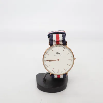 Montre (Bleu, Blanc, Rouge) de Daniel Wellington