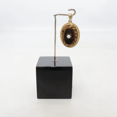 Hänge (Guldfärgad, Svart) Okänd metall