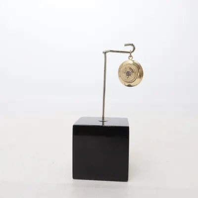 Hänge (Guldfärgad) Okänd metall