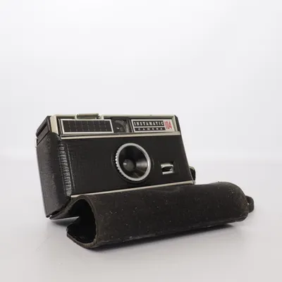 Analog compact camera (104) from Instamatic