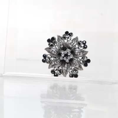Brosch (Silverfärgad, Svart) Okänd metall