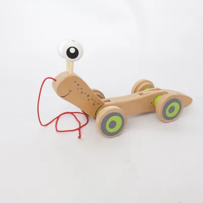 Jouet à tirer (Marron, Vert, Rouge) de Hape