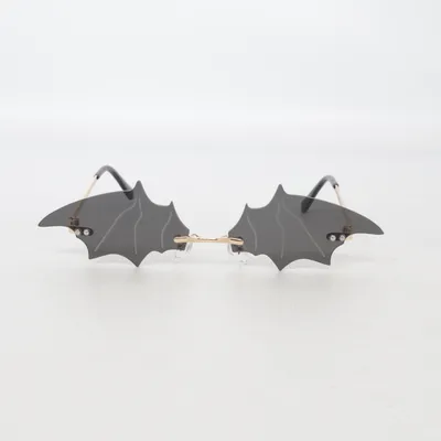 Zonnebril (bat sunglasses, bat wing sunglasses, gothic sunglasses, goth fashion, halloween glasses, vampire style, bat shaped glasses, novelty sunglasses, costume glasses, cosplay, gothic accessories, alternative fashion, emo, punk, grunge, dark aesthetic, spooky, horror, halloween costume, festival, rave, edm, party, statement sunglasses, unique eyewear, black sunglasses, y2k, tiktok, aesthetic, streetwear, cyber goth, witchcore, vampire, darkwear, gothic style, alternative style, cosplay accessory, masquerade, carnival, fantasy, steampunk, kawaii goth, rock, metal, festival outfit, costume accessory, bat wings, spooky season, horror lover, halloween party, cosplay glasses, fashion accessory, instagram, edgy, gothic look, alt style, witch, occult aesthetic, vampire aesthetic, gothic outfit, rave accessories, eye-catching, novelty eyewear, bat costume, unique fashion, fantasy accessory, gothic chic, alternative clothing, dark fashion, spooky accessories, statement piece, bat theme, unisex sunglasses)