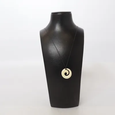 Halsband (Beige) Snäckor, Trä