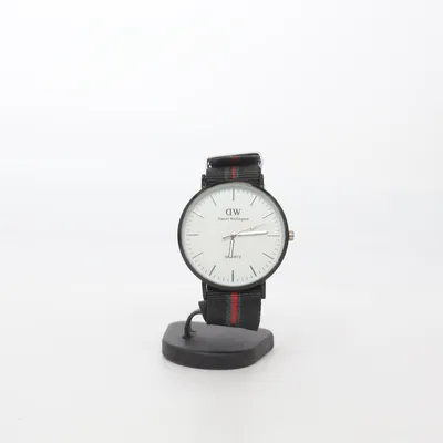 Armbandsur (Svart, Vit, Röd) från Daniel Wellington