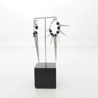 Oorbellen (spike earrings, spike hoop earrings, gothic earrings, punk earrings, grunge jewelry, alternative jewelry, emo style, rock style, biker jewelry, statement earrings, dangle earrings, drop earrings, hoop earrings, silver tone earrings, black bead earrings, edgy accessories, festival jewelry, rave accessories, concert outfit, Y2K fashion, cyberpunk style, industrial style, streetwear accessories, unisex jewelry, fashion earrings, bold earrings, long spike earrings, metal spike earrings, gothic fashion, punk fashion, alternative fashion, Halloween accessories, cosplay accessories, clubwear, party jewelry, aesthetic jewelry, silver earrings, black and silver, gothic accessories, rocker look, unique earrings, eye catching jewelry, statement jewelry, handmade look, modern earrings, gift for her, gift for alternative style.) Onbekend materiaal