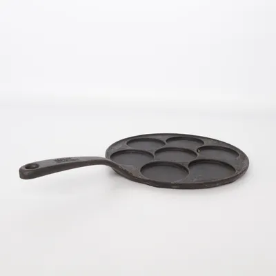 Plättjärn (Skeppshult • plättjärn • plättlagg • plättpanna • gjutjärn • svart • svensk design • pannkakor • frukost • köksklassiker • retro kök • vintage • hållbar matlagning • second hand • tidlös design) från Skeppshult