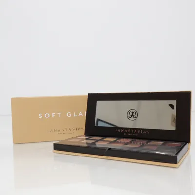 Eyeshadow palette (Soft glam) from Anastasia Beverly Hills