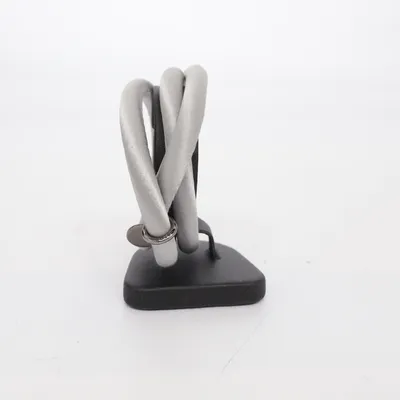 Armband (Sidenarmband med magnetlås i stål. Berlock i oxiderat silver, graverbar.) från Story by Kranz & Ziegler Rostfritt stål