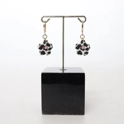 Örhängen (Vit, Svart, Rosa) Okänd metall