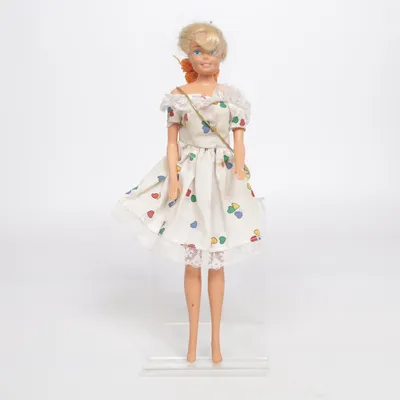 Poupée (barbie doll, mattel barbie, vintage barbie, barbie 1966, mattel 1966, barbie doll vintage, collectible doll, collector item, retro toy, vintage toy barbie body 1966, original mattel, classic barbie, fashion doll, doll collection, nostalgic toy, 60s toy, vintage collectible, rare barbie, old barbie doll display, toy collector, vintage aesthetic, retro style, nostalgic vibe, display piece, unique item, classic design y2k aesthetic, tiktok vintage, tiktok trend, trending collectible, vintage aesthetic, retro aesthetic, nostalgic aesthetic) de Mattel