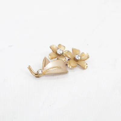 Brooch (Gold, Beige) Unknown metal