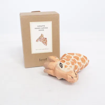 Wanddekoration (Giraffe Hand Carved Hook) von Ferm Living