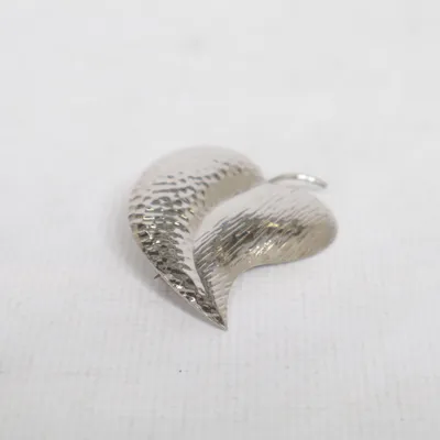 Brosch (Silverfärgad) Okänd metall