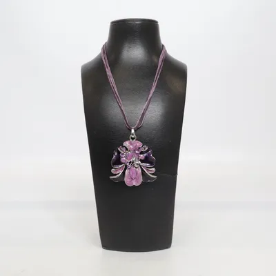 Halsband (Lila, Svart) från Stockholms Stadsmission Okänd metall