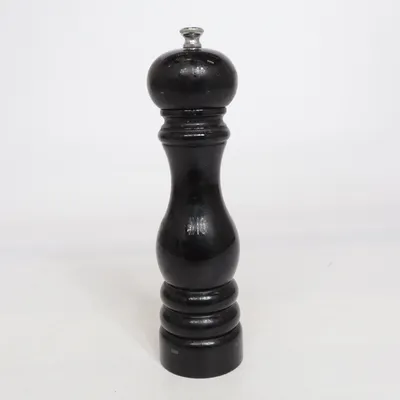 Pepper grinder (Peugeot • Paris • pepparkvarn • pepper mill • svart • trä • fransk design • bistro • restaurangstil • kryddkvarn • köksklassiker • dukning • gourmet • present • vintage • preloved • quiet luxury • chefcore • Scandi kitchen) from Peugeot