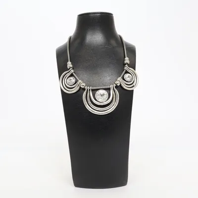 Halsband (Silverfärgad) Okänd metall