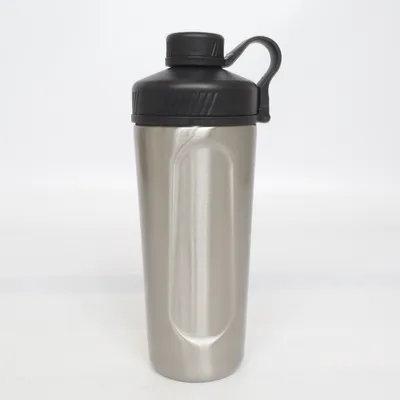 Protein-Shaker (Silber, Schwarz) von John Reed
