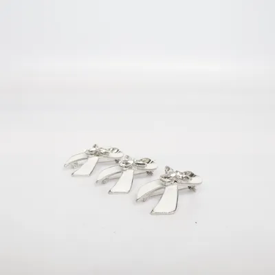 Brosch (Vit) Okänd metall