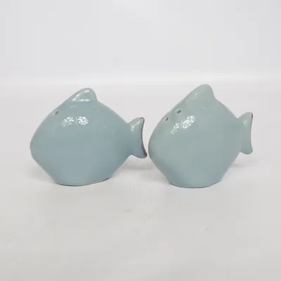 Salt & Pepparkar (Porslins fiskar för strösalt o malet peppar + Pepparkvarn Peugeot) från Peugeot