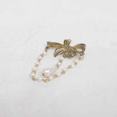 Brooch (Gold, White) Unknown metal