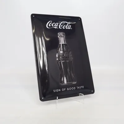 Skylt (Svart) från Coca Cola