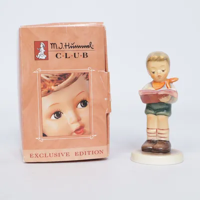 Beeldje (Beige, Meerkleurig) van M. J. Hummel