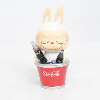 Skulptur (Röd, Svart, Vit) från Coca Cola