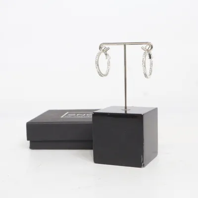 Örhängen (Svart) från Snö of Sweden Okänd metall