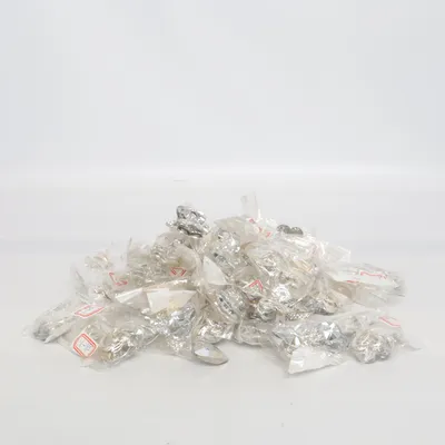 Brosch (Silverfärgad) Okänd metall