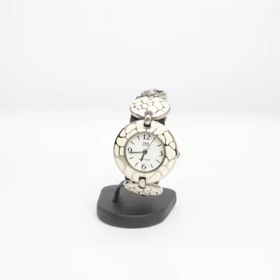 Armbandsur (Vit, Beige, Silverfärgad) från Q&Q