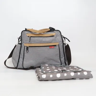 Weekend bag (White, Black) from Skip Hop