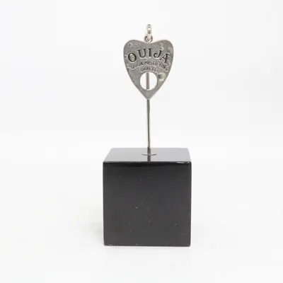 Hänge (Silverfärgad) Okänd metall