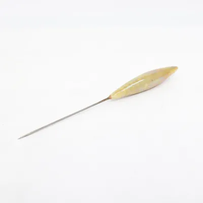 Kavajnål (Flerfärgad) Okänd metall