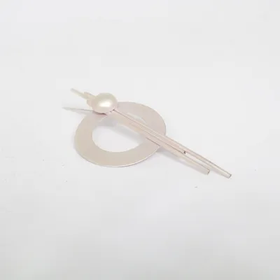 Brosch (Silverfärgad) Okänd metall