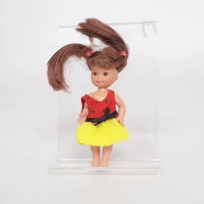 Pop (mini doll, small doll, tiny doll, toy doll, kids doll, girl doll, cute doll, pocket doll, miniature doll, doll figure fashion doll, vintage doll, retro toy, collectible doll, toy figure, doll collection, nostalgic toy, display doll, cute toy colorful doll, brown hair doll, pigtails doll, handmade look, unique toy, second hand toy, pre owned toy y2k toy, y2k aesthetic, y2k core, tiktok toy, tiktok trend, trending toy, viral aesthetic, nostalgic aesthetic, retro aesthetic, cute aesthetic) van M & C