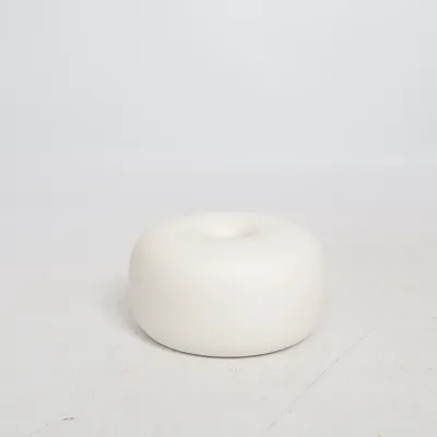 Sukkerstrøer (helt ny, aldrig använd, man häller sockret i stora hålet i mitten och strör med sidohålet man ser på bild. White sand glazed stoneware SUGAR DISPENSER made by DESIGN HOUSE STOCKHOLM and designed by Katarina Andersson of Sweden from the "Rondo" series) fra Design House Stockholm